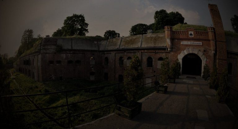Fort IV Toruń – brama wejściowa na trasę Halloween